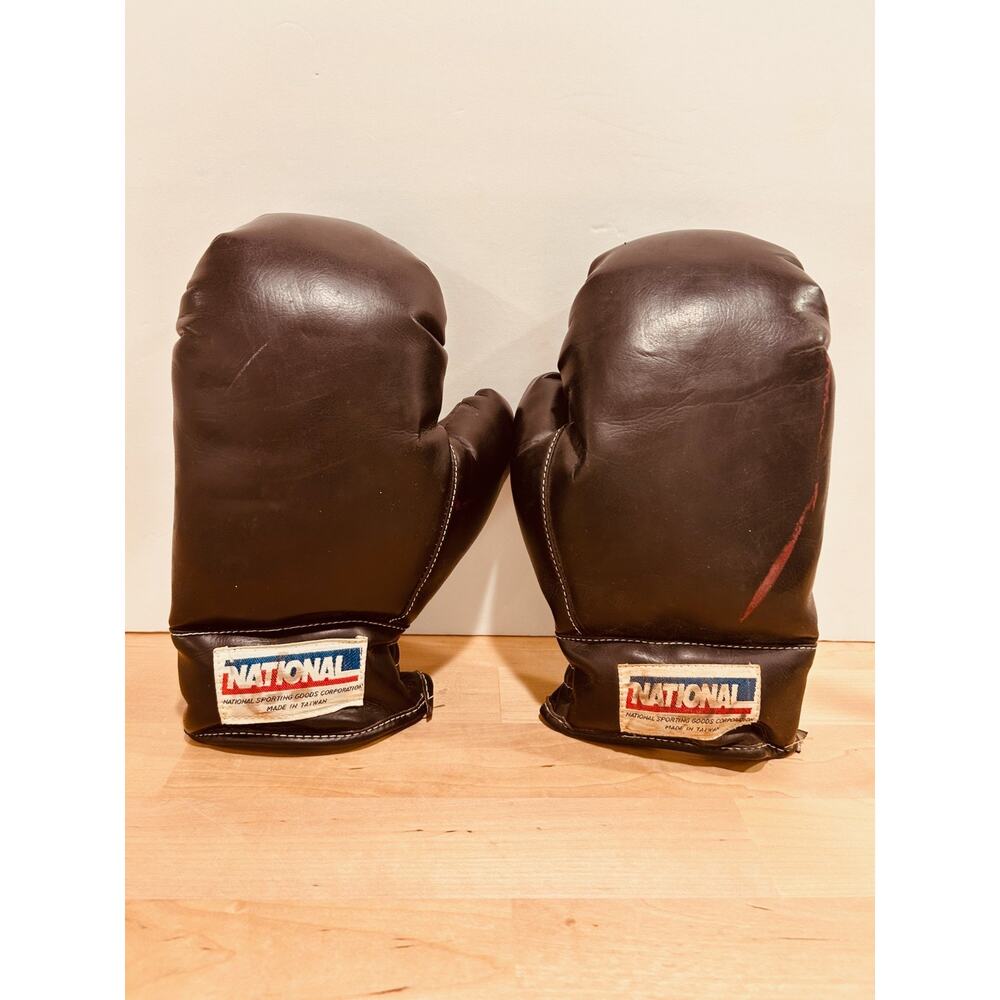 VTG Everlast Boxing Gloves 12 Oz Red Man Cave Sports Decor Fighting